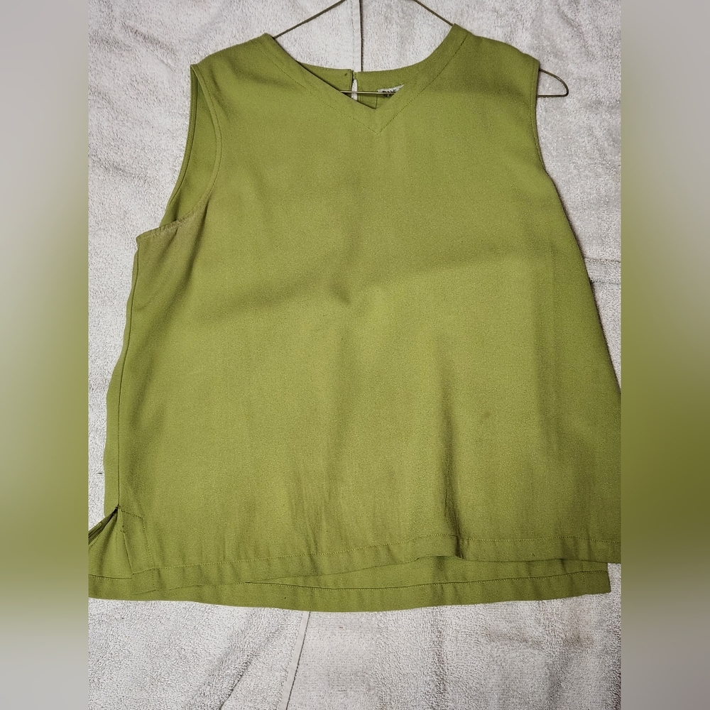 Sleeveless green small top